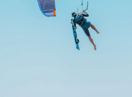 Saut en kitesurf au-dessus des dunes