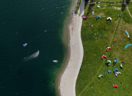 Ailes posées sur la prairie du Kitebeach, vue du ciel