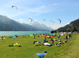 La prairie du Kitebeach un jour de vent de Maloja