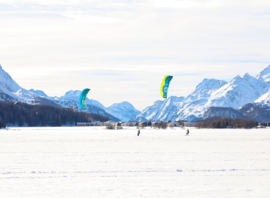 Snowkite sur le lac de Silvaplana gelé