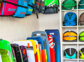 Harnais, sacs et planches au magasin