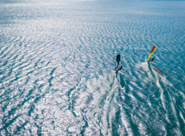 Windsurfeurs sur le lac de Silvaplana, vue aérienne