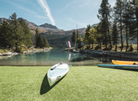 Planches de SUP au bord de l'eau