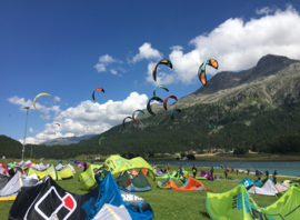 Ailes sur la prairie du Kitebeach de Silvaplana