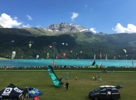 Le Kitebeach et le lac de Silvaplana