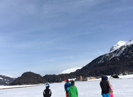 Groupe d'élèves de snowkite en Engadine