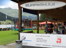 Le local de l'école au bord du lac