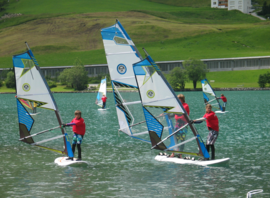 Cours de windsurf sur le lac de Davos