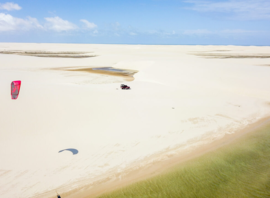 Vue aérienne d'une lagune sur le parcours de la kitesafari
