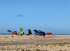 Ailes de kite posées sur une plage