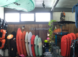 Intérieur du magasin sevensurf à Steffisburg