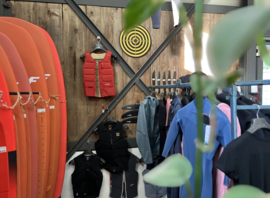 Planches, gilets et combinaisons au magasin