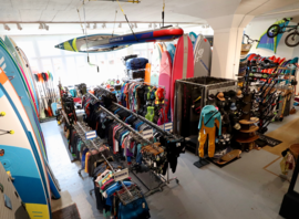 Magasin SPINOUT à Lenzburg : planches, SUP, ailes et textile