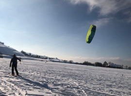 Session de snowkite sur la neige