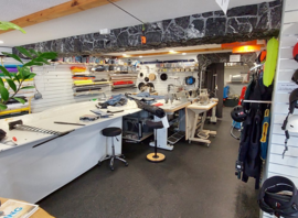 Le comptoir du magasin et l'atelier à Einsiedeln