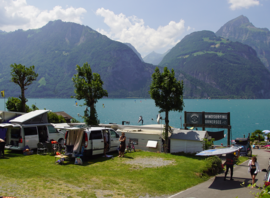 Le camping de Windsurfing Urnersee face au lac