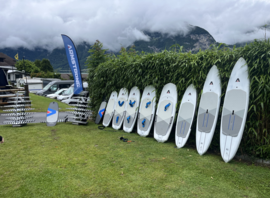 Planches de location alignées au bord de l'eau