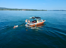 Bateau de wake du centre sur l'Untersee