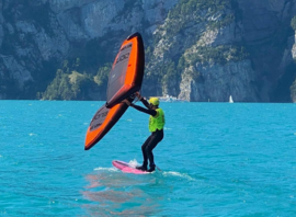 Wingfoil au pied des falaises du lac d'Uri