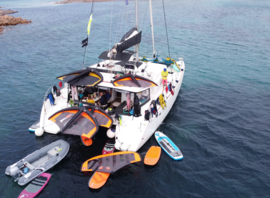 Le catamaran des croisières wingfoil, vue aérienne