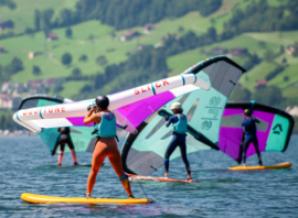 Cours de wing en groupe sur le lac
