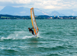 Windsurf sur le lac, Alpes en arrière-plan
