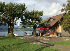 Le Badhuus et sa pelouse au bord du lac de Thoune