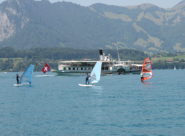 Planches à voile sur le lac de Thoune