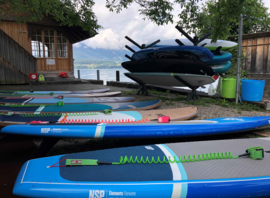 Râteliers et planches de SUP devant le Badhuus