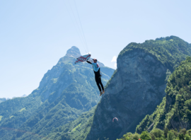 Saut en kitesurf au-dessus du lac d'Uri