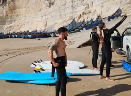 Surf trip à Aarish, au pied des falaises et des barques de pêche
