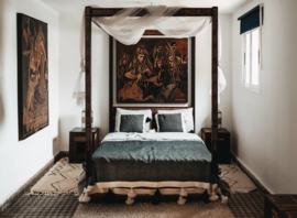 La Chambre Berbère et son lit à baldaquin en bois sculpté