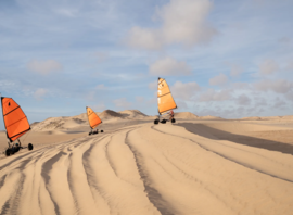 Chars à voile sur les dunes, encadrés depuis le camp