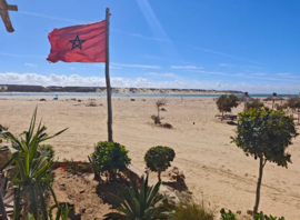 Bord de lagune au camp, drapeau marocain