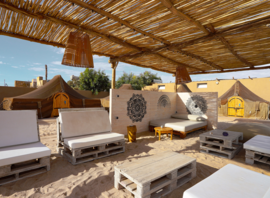 Espace détente ombragé du camp et tentes sahariennes