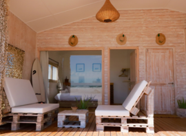 Intérieur d'une villa, ouverte sur la terrasse