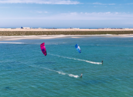 Session de kitesurf sur le plan d'eau plat