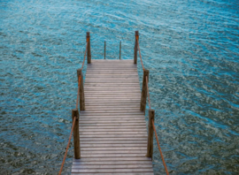 Le ponton privé sur l'eau turquoise du lagon