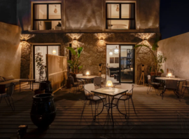 Le patio de l'hôtel à la tombée du jour