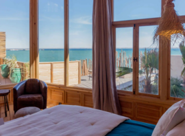 Chambre avec vue sur la mer et le désert