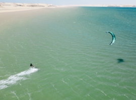 Session de kitesurf sur le plan d'eau plat