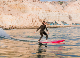 Session de surf au pied des falaises, côté océan