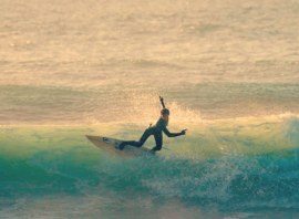 Session de surf au coucher du soleil