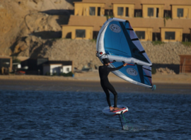 Navigation en wingfoil le long du front de mer de Dakhla
