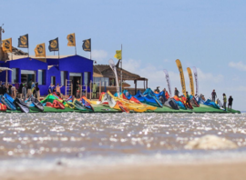 Kites alignés sur la plage du Dragon devant le centre nautique
