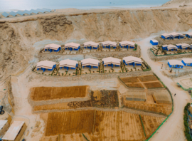 Vue aérienne des bungalows et du potager du camp