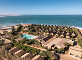 Les bungalows et la piscine face à l'Atlantique