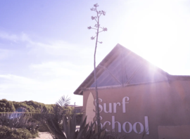 Le bâtiment de l'école de surf
