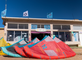 La base nautique et les kites prêts sur la plage