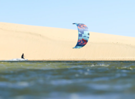 Session de kitesurf devant la dune